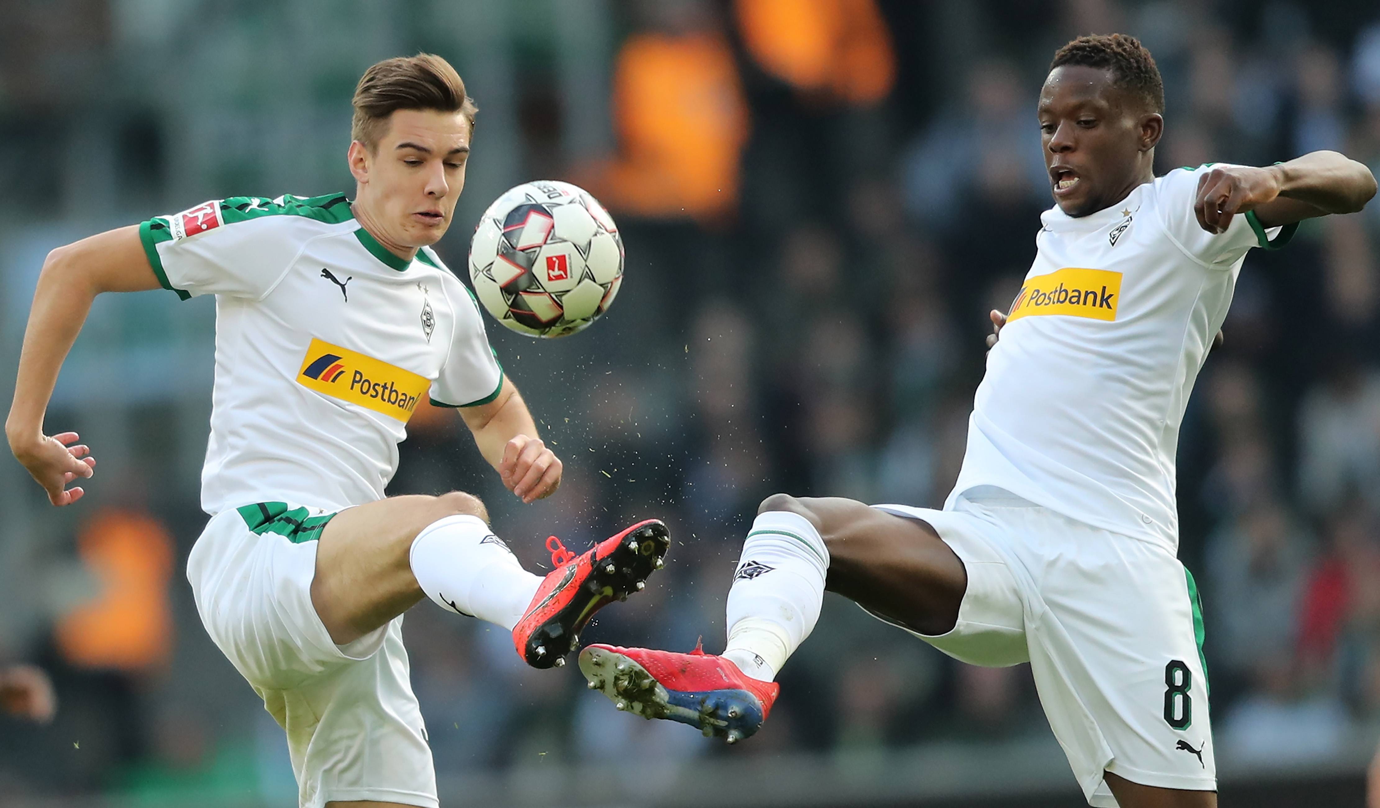 今晨德甲焦点战，新疆广汇远射贴柱，球迷炸锅，心理建设被强调(新疆广汇集团主要领导)