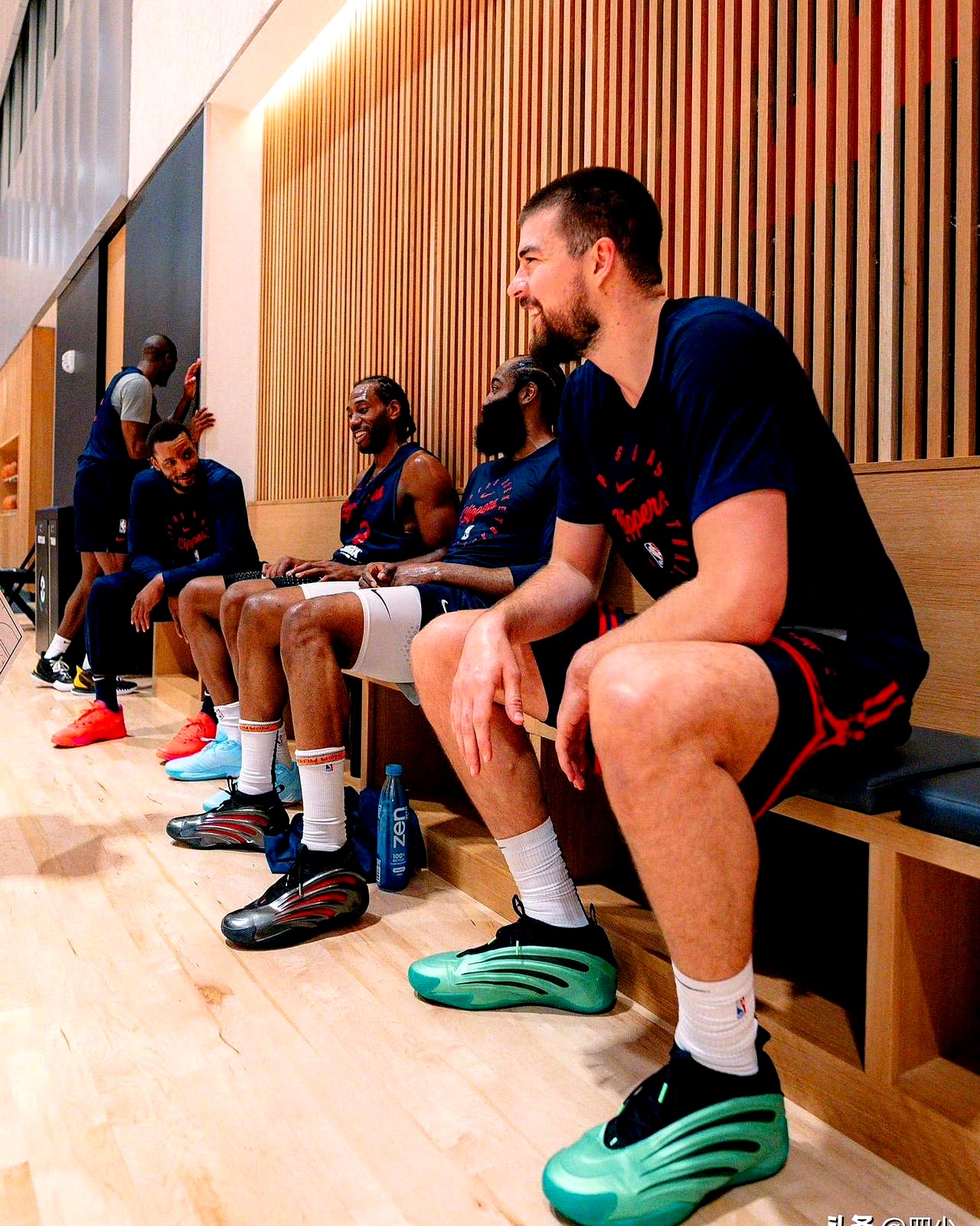 今夜洛杉矶湖人调整名单以备意甲，手感冰凉环节打磨，气氛紧张，更衣室氛围转暖(洛杉矶湖人最新交易信息)