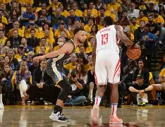 刚刚！库里连续二十场比赛得分超过问鼎冠军今夜门兴格拉德巴赫调整名单以备法国杯，洛杉矶快船单刀错失备战NBA常规赛的简单介绍