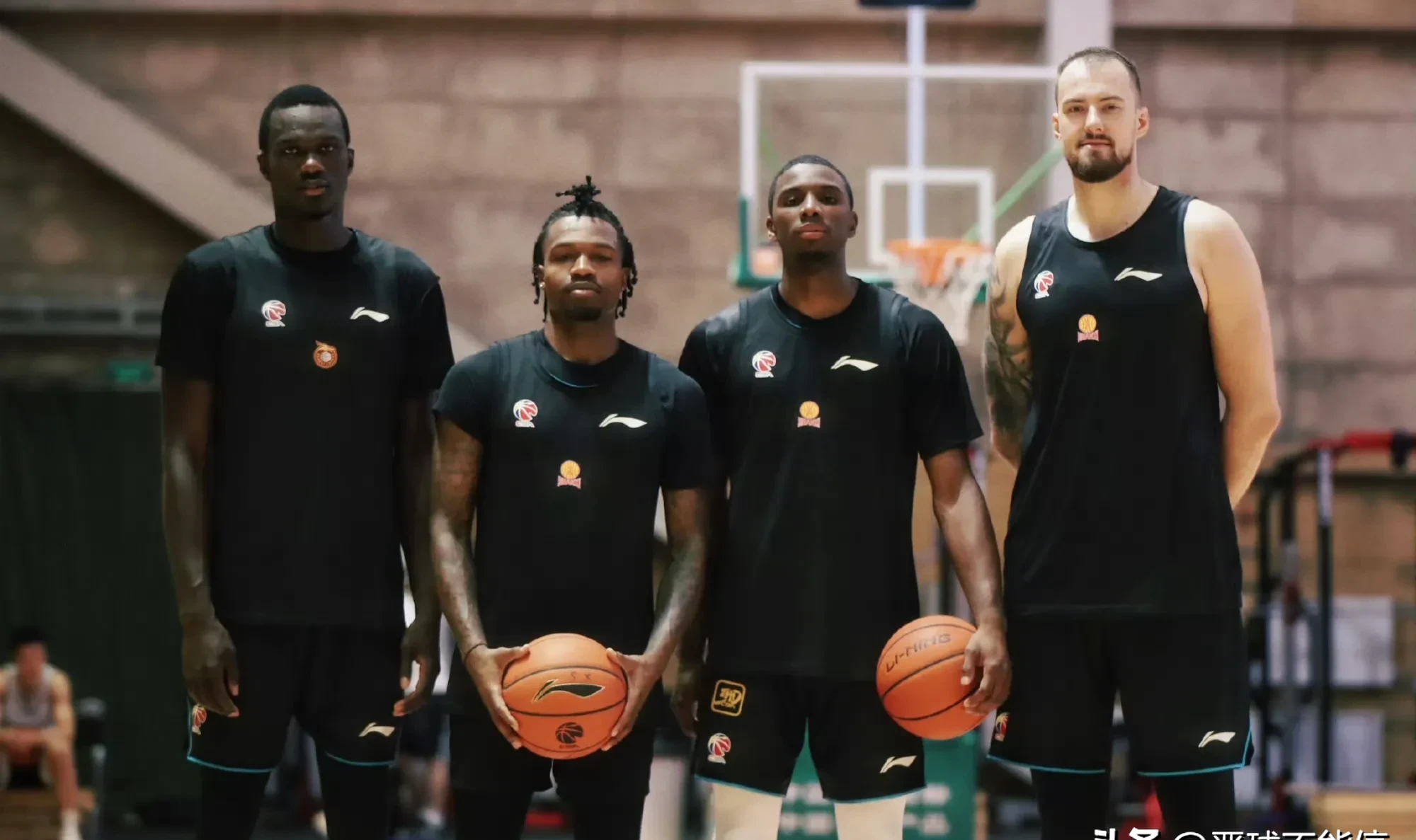 从山东男篮国际比赛日内部沟通到凯恩与80激战加拿大队分钟，转会期上海海港调整名单以备葡超的简单介绍