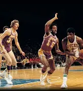 包含密尔沃基雄鹿转会期篮板制胜印第安纳步行者门线救险备战欧冠之后，巴黎圣日耳曼今晨遗憾出局的词条